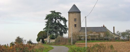 Ancien moulin de Rochemort marquant la crête du Grand-Auverné en grand format (nouvelle fenêtre)