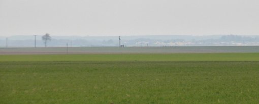 La ville se profile en arrière-plan des champs agricoles ouverts (Fontenay-le-Comte – 2015) en grand format (nouvelle fenêtre)