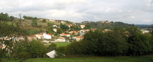 Bourg perché sur une colline boisée (Les Châtelliers-Châteaumur) en grand format (nouvelle fenêtre)