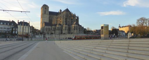 Réaménagement de la place des Jacobins et réaffirmation de perspectives monumentales sur la cathédrale Saint-Julien (Le Mans) en grand format (nouvelle fenêtre)