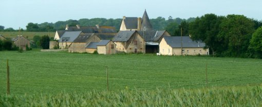 D'anciennes fermes avec un logis imposant et des dépendances massives qui témoignent de la richesse de ce terroir agricole (Saint-Pierre-sur-Erve) en grand format (nouvelle fenêtre)