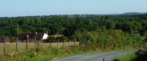 Depuis le coteau doux rive gauche (Saint-Jean-du-Bois) ouverture visuelle dégagée sur le val de Sarthe très densément végétalisé et dominé par quelques bourgs de coteau comme Fercé-sur-Sarthe en grand format (nouvelle fenêtre)