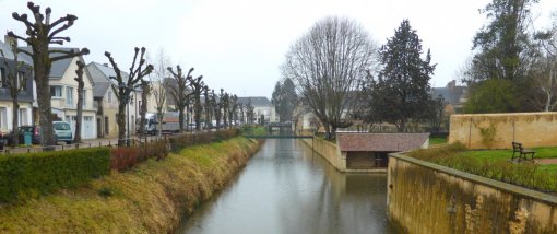 La canalisation ancienne de la rivière de l'Anille est une des composantes principales du patrimoine urbain de Saint-Calais (Saint-Calais – 2015) en grand format (nouvelle fenêtre)