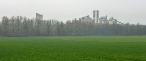 A l'inverse du site d'extraction peu visible depuis les alentours, la cimenterie de Villiers au Bouin constitue un élément marquant du paysage (Chenu – 2015) en grand format (nouvelle fenêtre)