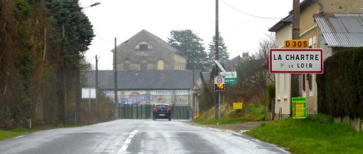 La présence d'un bâtiment industriel ancien compose toujours l'entrée de ville ouest du bourg de La Chartre-sur-le- Loir (La-Chartre-sur-le-Loir – 2015) en grand format (nouvelle fenêtre)