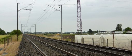 La voie ferrée aménagée reliant Angers à Saumur a été aménagée en 1849 et traverse la majorité des bourgs installés sur les bords de Loire (Saint-Lambert-des-Levées - 2015) en grand format (nouvelle fenêtre)