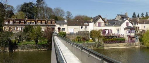 La valorisation des paysages s'inscrit notamment dans le paysage par l'aménagement des structures de type passerelle (Fresnay-sur-Sarthe - 2015) en grand format (nouvelle fenêtre)