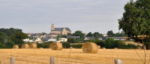 Des bourgs perchés dont le clocher constitue un repère sur la crête bocagère (Saint-Clément-de-la-Place) en grand format (nouvelle fenêtre)