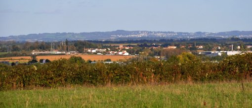 Panorama sur le couloir paysager de l'unité depuis le coteau de Chantonnay avec les collines vendéennes sur l'horizon (Chantonnay) en grand format (nouvelle fenêtre)