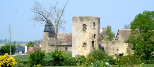 Silhouette caractéristique du bourg de Pruillé-le-Chétif marquée par son clocher et la tour en ruine du château adossé au bourg en grand format (nouvelle fenêtre)