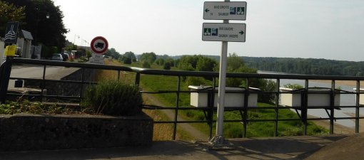 L'aménagement des parcours de randonnées et cyclables aux abords de a Loire facilite la découverte du fleuve et de ses paysages spécifiques (Les Rosiers-sur-Loire) en grand format (nouvelle fenêtre)