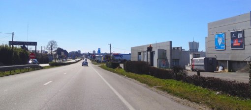 Au nord de La Roche-sur-Yon, sur la RD 763, un continuum urbain de zone d'activités s'allonge sur plus de 9 km (La Roche-sur-Yon – 2015) en grand format (nouvelle fenêtre)