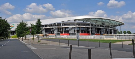 Des équipements monumentaux et des espaces servants largement dimensionnés qui accompagnent le site des circuits, ici le stade de football (Le Mans) en grand format (nouvelle fenêtre)