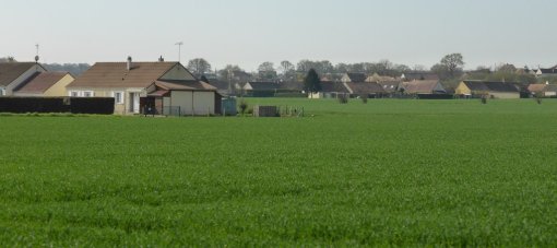 L'absence de franges urbaines clairement dessinées et la présence de terrains agricoles enclavées dans les extensions urbaines ne simplifient pas la lecture des paysages (Sainte-Jamme-sur-Sarthe – 2015) en grand format (nouvelle fenêtre)