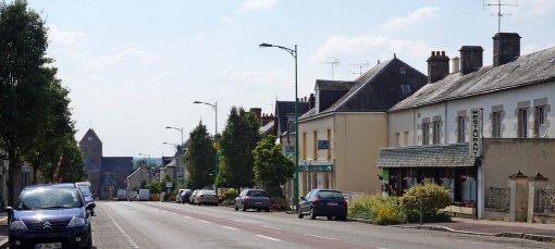 Une rue principale de bourg traditionnellement plantée d'un double alignement (Javron-les-Chapelles) en grand format (nouvelle fenêtre)