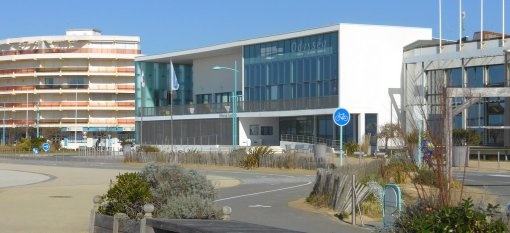 Le Palais des Congrès Odyssea aménagé en 2009, donne une nouvelle modernité au front de mer de Saint-Jean-de-Monts. Il introduit également une nouvelle forme architecturale qui renforce l'esprit massif du bâti de front de mer (Saint-Jean-de-Monts – 2015) en grand format (nouvelle fenêtre)