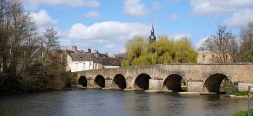 Montfort-le-Gesnois sur les rives de l'Huisne en grand format (nouvelle fenêtre)