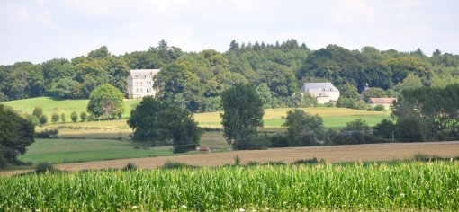 Château de la Touche, en appui sur le couvert boisé de la butte, dominant le paysage agricole qui s'ouvre à ses pieds (Mansigné) en grand format (nouvelle fenêtre)