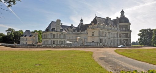 Un riche patrimoine qui se dévoile au détour des haies dans l'écrin boisé d'un parc : site classé du château de Serrant (Saint-Georges-sur-Loire) en grand format (nouvelle fenêtre)