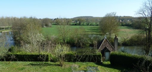 Ecran visuel des buttes boisées masquant l'horizon depuis les terrasses de Beaumont-sur-Sarthe : fermeture et cloisonnement de la vallée de la Sarthe en grand format (nouvelle fenêtre)