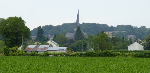 La préservation des perspectives sur le patrimoine particulier des églises de tors constituent un enjeu paysager important de l'unité (Baugé-en-Anjou) en grand format (nouvelle fenêtre)