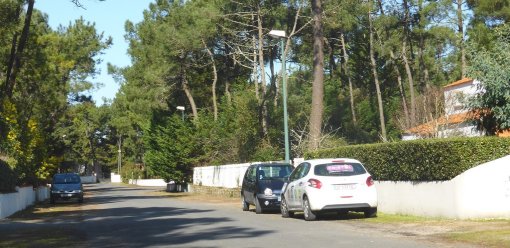 La diffusion de l'urbanisation au sein des cordons forestiers dunaires est indiquée par la présence des véhicules et des murets visibles depuis l'espace public (Saint-Jean-de-Monts - 2015) en grand format (nouvelle fenêtre)