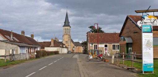 Des villages rue qui s'étirent sur la D16 (La Fresnaye-sur-Chédouet) en grand format (nouvelle fenêtre)