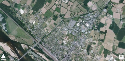 Sur la rive droite de la Loire, la ville de Saumur connaît un large développement des zones d'activités (2013) en grand format (nouvelle fenêtre)