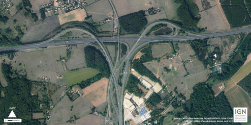 A Yvré-l‘Évêque, l'aménagement de l'échangeur de l'A11 accentue le poids des infrastructures dans le paysage au nord-ouest de Le Mans et participe à la création de délaissés. Sur ce secteur, le Pôle Européen du Cheval prend désormais position (2010) en grand format (nouvelle fenêtre)