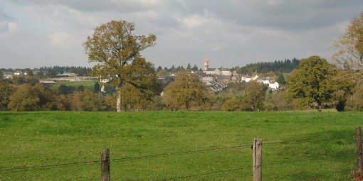 Réseau bocager sur la vallée de la Chère dominée par le bourg de Saint-Aubin-des-Châteaux en grand format (nouvelle fenêtre)
