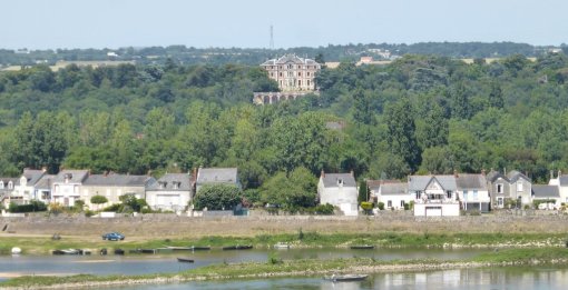 La préservation des perspectives sur le patrimoine est un enjeu important de l'unité : le château de Varades (vue depuis Saint-Florent-le-Vieil en rive gauche) en grand format (nouvelle fenêtre)