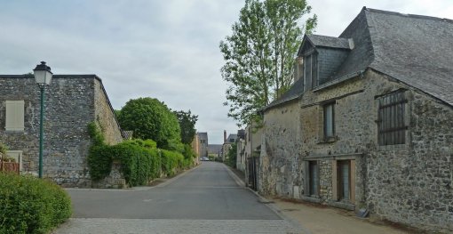 Un bâti avec des murs de granit et des toits d'ardoise qui renvoie à l'identité mayennaise (Saint-Pierre-sur-Erve) en grand format (nouvelle fenêtre)