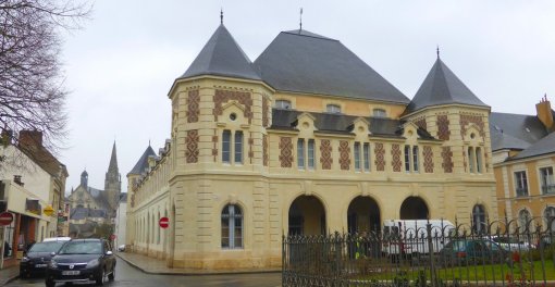 La préservation des Halles de Saint-Calais en tant qu'élément phare du patrimoine historique participe à la valorisation du paysage urbain (Saint-Calais – 2015) en grand format (nouvelle fenêtre)