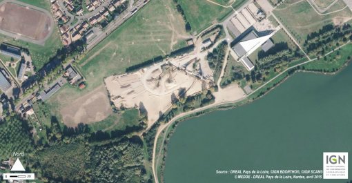 L'implantation des activités d'extraction des sables contribue à modifier le paysage de la vallée du Loir (La Flèche - 2010) en grand format (nouvelle fenêtre)