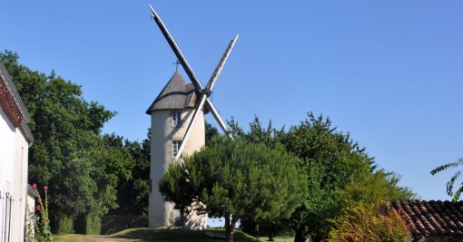 Les moulins, des repères sur les points hauts, dominant les vallées (Moulin tour de la Rabatellière) en grand format (nouvelle fenêtre)