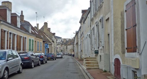 Ambiance de rue avec anciennes maisons de tisserands caractérisées par leur escalier et leur atelier à l'entresol (Mamers) en grand format (nouvelle fenêtre)