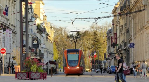 Aménagement des voies de tramway et requalification paysagère du centre-ville (Le Mans – 2015) en grand format (nouvelle fenêtre)
