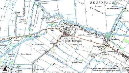 Carte de Vouillé-les-Marais montrant la correspondance entre trame viaire et trame d'eau (source : scan 25 IGN) en grand format (nouvelle fenêtre)