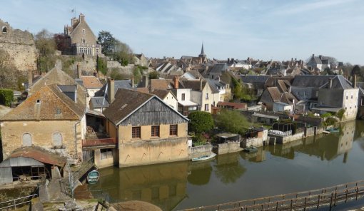 La question de l'intégration architecturale des nouvelles constructions dans des secteurs à haute valeur patrimoniale, notamment les bourgs anciens surplombant la rivière, est un enjeu important de l'unité paysagère (Beaumont-sur-Sarthe) en grand format (nouvelle fenêtre)