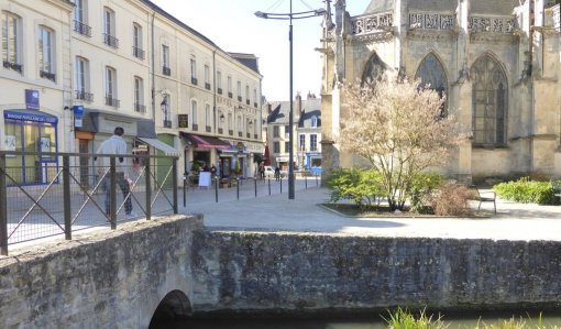 En plein coeur du centre-ville de la Ferté-Bernard, l'eau : canaux et berges de l'Huisne (La Ferté-Bernard – 2015) en grand format (nouvelle fenêtre)