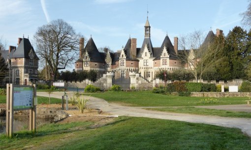 A proximité du château de Bonnétable, l'aménagement paysager de l'espace public s'organise et participe à la mise en valeur du monument (Bonnétable – 2015) en grand format (nouvelle fenêtre)