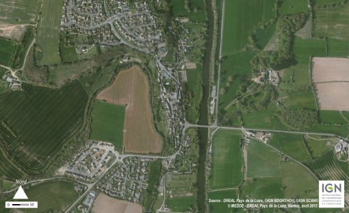 L'exemple de Saint-Jean-sur-Mayenne illustre les développements urbains qui s'opèrent sur le haut des coteaux surplombant la Mayenne (Saint-Jean-sur-Mayenne - 2010) en grand format (nouvelle fenêtre)