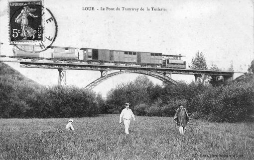 Un viaduc sur la Vègre fut construit à la Tuilerie pour permettre le passage de la ligne Le Mans - Saint-Denis-d'Orques (Source : Blog de la gare de tramway de Saint-Denis-d'Orques. Le pont du tramway de la Tuilerie (Loué. [en ligne] Disponible sur http://tramwaydestdenisdorques.blogspot.fr/ (Consulté en 06/2015)) en grand format (nouvelle fenêtre)