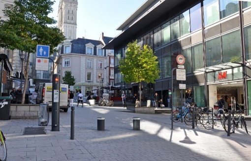 Recomposition urbaine du quartier « fleur d'eau » laissant un parvis ouvert (Angers) en grand format (nouvelle fenêtre)