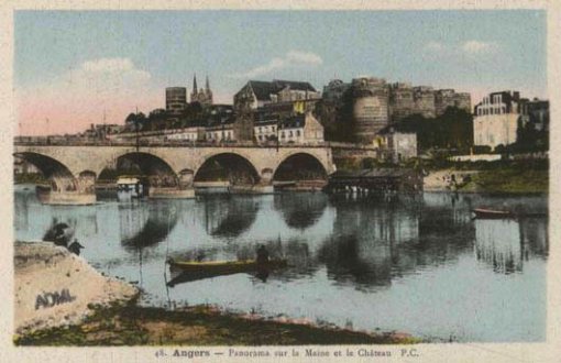 Des symboles forts représentatifs de la Loire en tant qu'axe de communication – Angers – Panorama sur la Maine et le Château (Archives départementales du Maine-et-Loire, 6Fi7749) en grand format (nouvelle fenêtre)