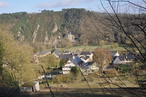 Des bourgs implantés au coeur de la vallée de la Sarthe aux ambiances pittoresques (Saint-Léonard-des-Bois) en grand format (nouvelle fenêtre)