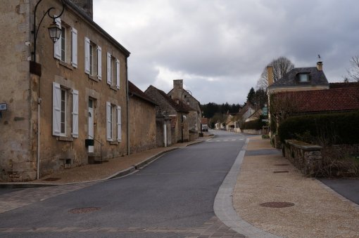 Des bourgs de lisière dont les rues correspondent aux routes forestières où le bâti dialogue avec les frondaisons (Aillières-Beauvoir) en grand format (nouvelle fenêtre)
