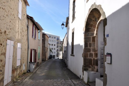 Bourg historique implanté sur le promontoire rocheux (La Roche-sur-Yon) en grand format (nouvelle fenêtre)