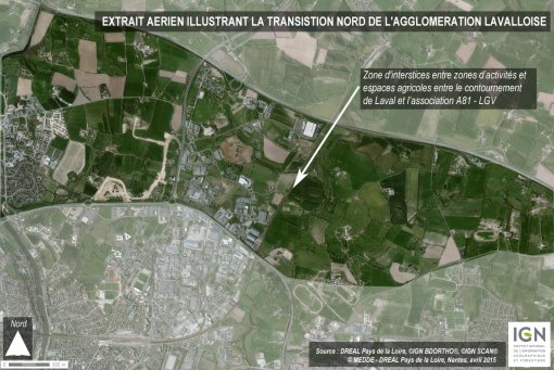 Extrait aérien illustrant la transition paysagère au nord de l'agglomération lavalloise (source IGN) en grand format (nouvelle fenêtre)