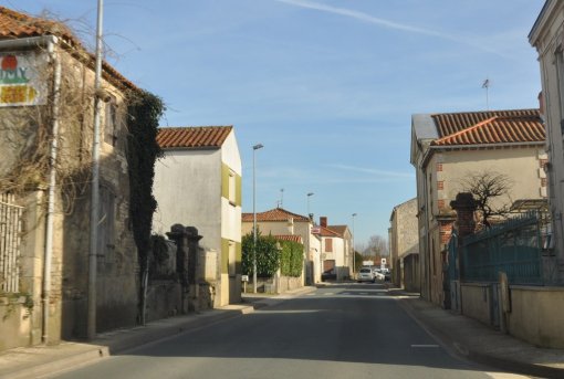 Alternance de pignons et façades sur rue, avec des murs isolant des cours ensoleillées (Mouzeuil- Saint-Martin) en grand format (nouvelle fenêtre)